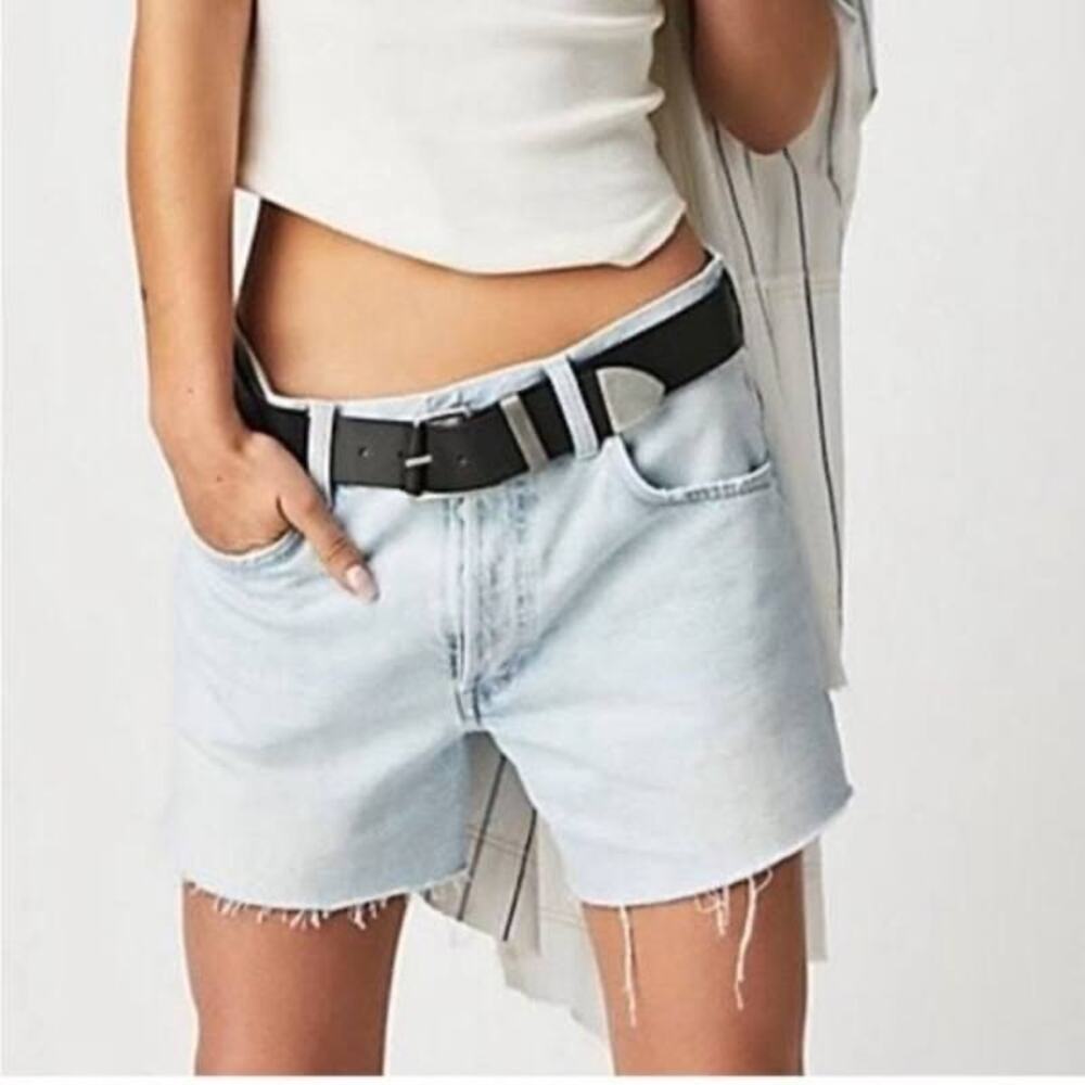 NWT- Free People Ivy Light Wash Mid Rise Button Fly Shorts Size 24